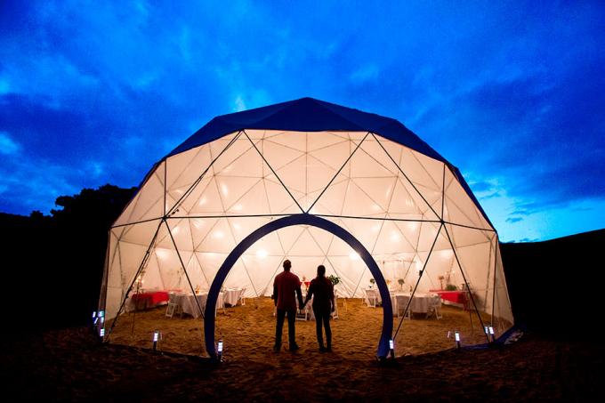 Le dôme clair de jardin d'igloo de toit loge la tente en verre de dôme de station de vacances de camping