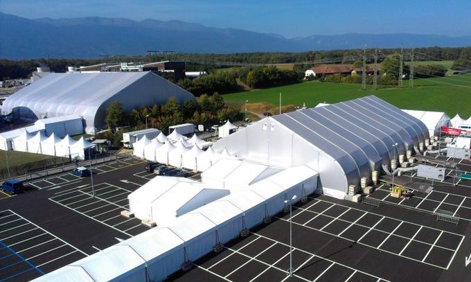 Grandes tentes extérieures en aluminium blanches 10x30m et rouges imperméables adaptées aux besoins du client d'événement